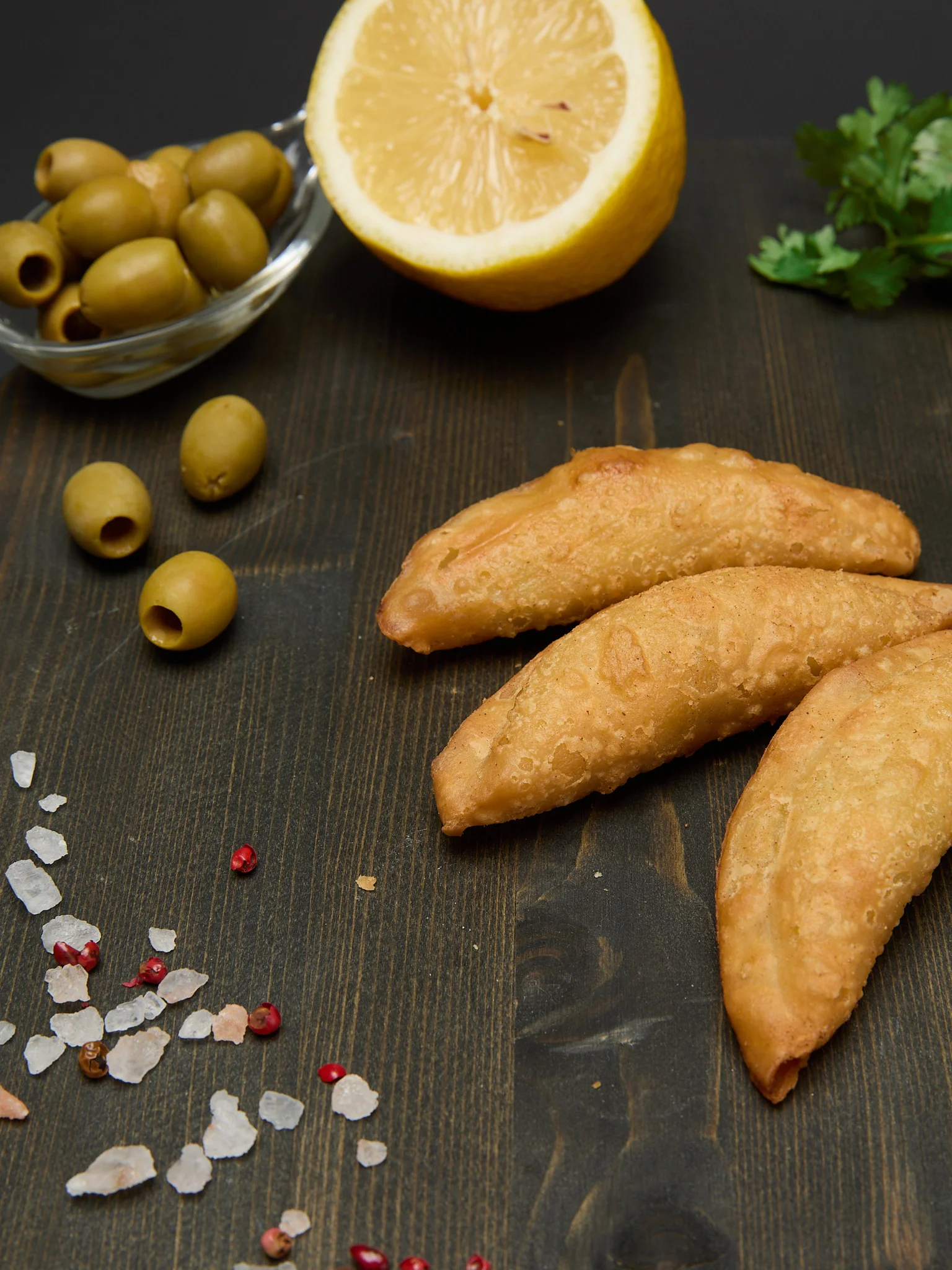 Чебуреки с твороженым сыром и зеленью обжаренные/готовые